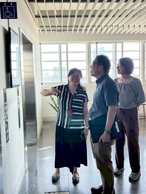 生科產業系電子看板提供雙語公告與活動資訊圖片