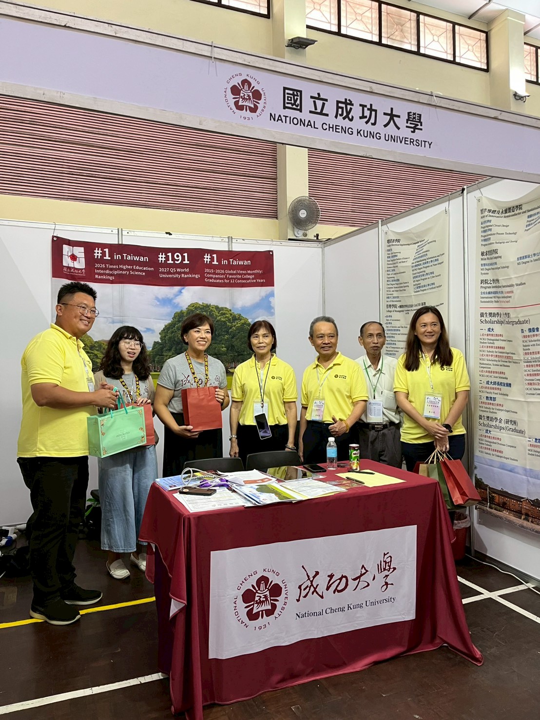 NCKU representatives and local alumni at the Sibu fair.