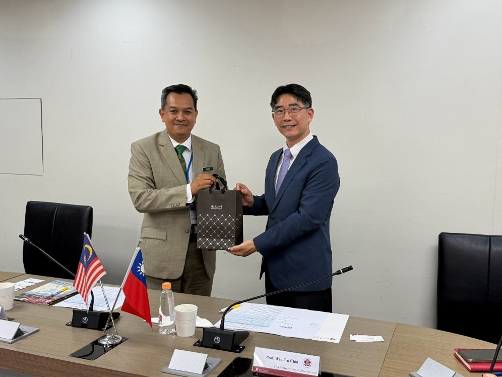 NCKU Vice President for International Affairs, Prof. Wen-Tai Chiu, presented a gift to Professor Ir. Dr. Abd. Rahim Abu Talib, Deputy Vice-Chancellor (Academic & International), with both sides expressing their strong interest in expanding future collaboration.