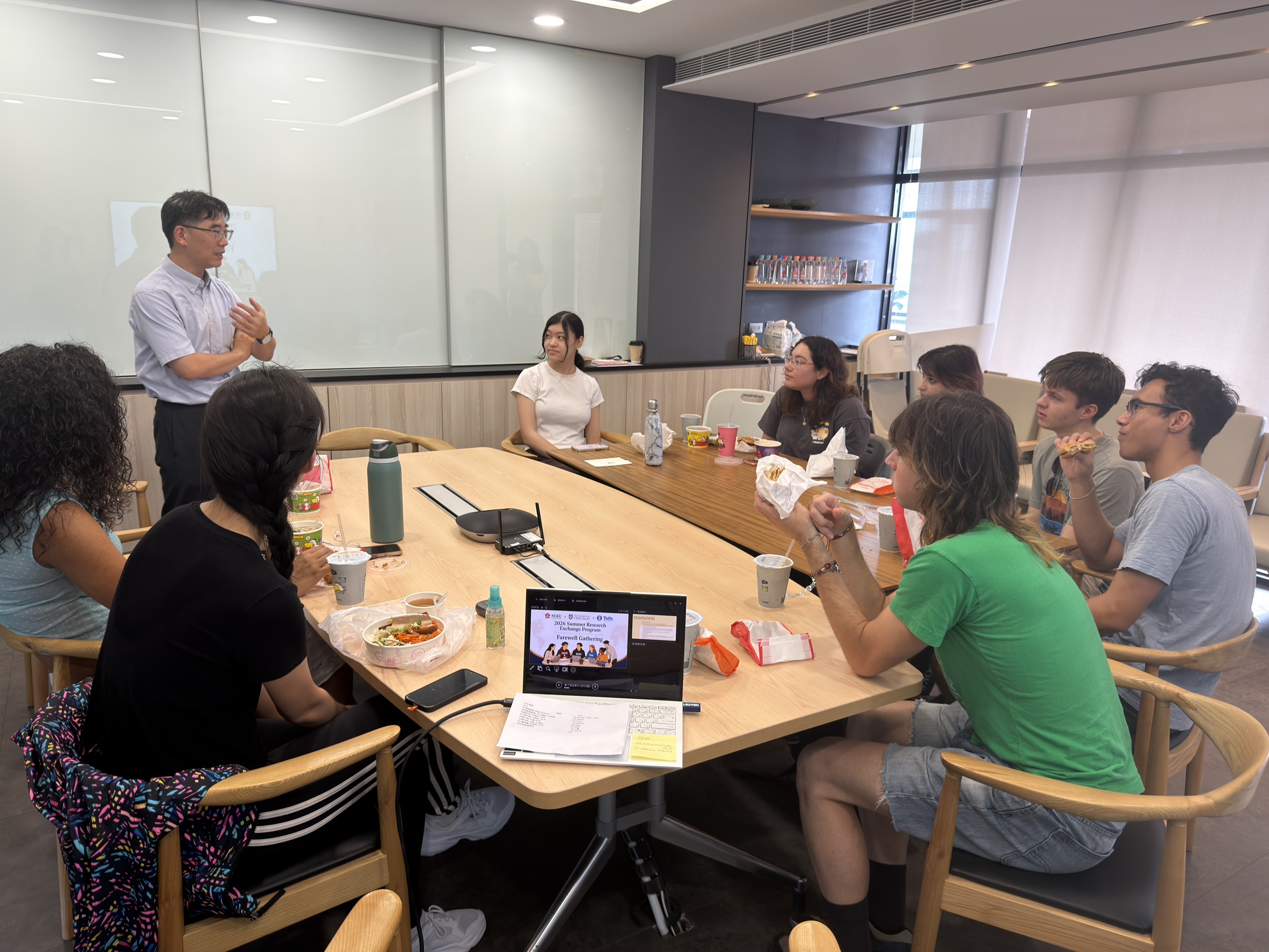 Prof. Wen-Tai Chiu, Vice President for International Affairs, introduced the history of NCKU to the students and wished them success in their future studies.