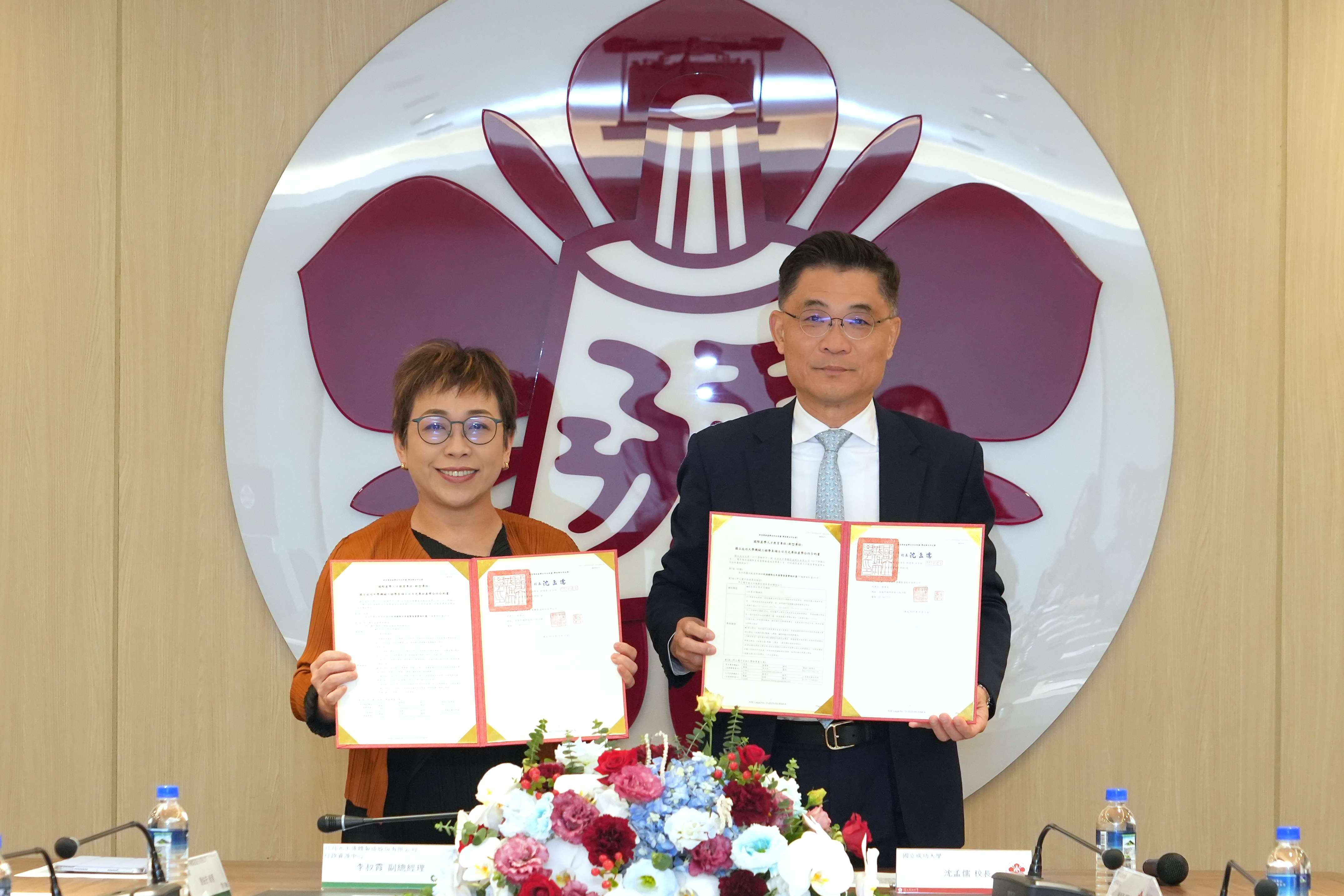 NCKU President Meng-Ru Shen and ASE Vice President Sunny Li display the signed INTENSE Program agreement.