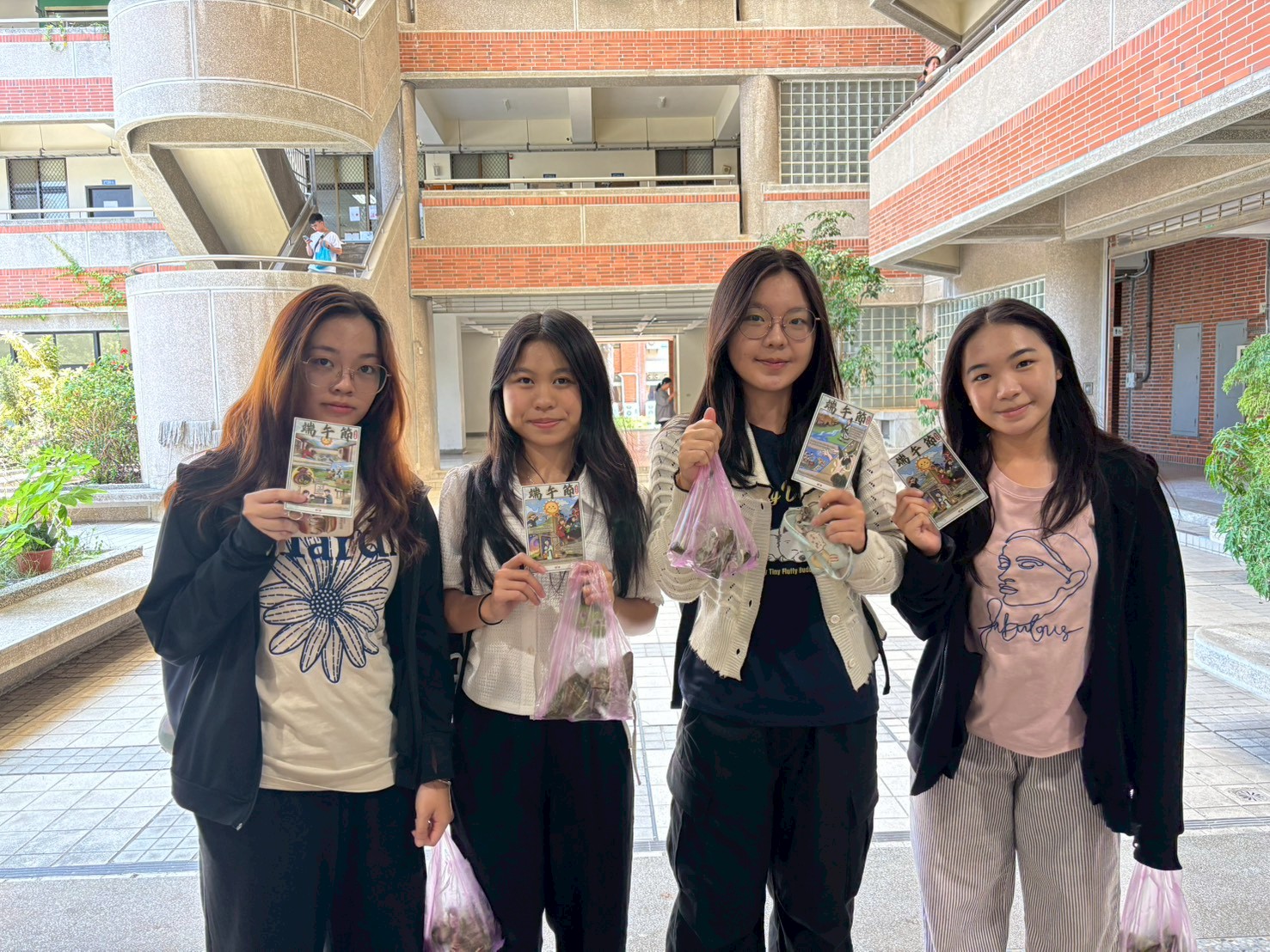 Participants receive rice dumplings and limited-edition cultural postcards.