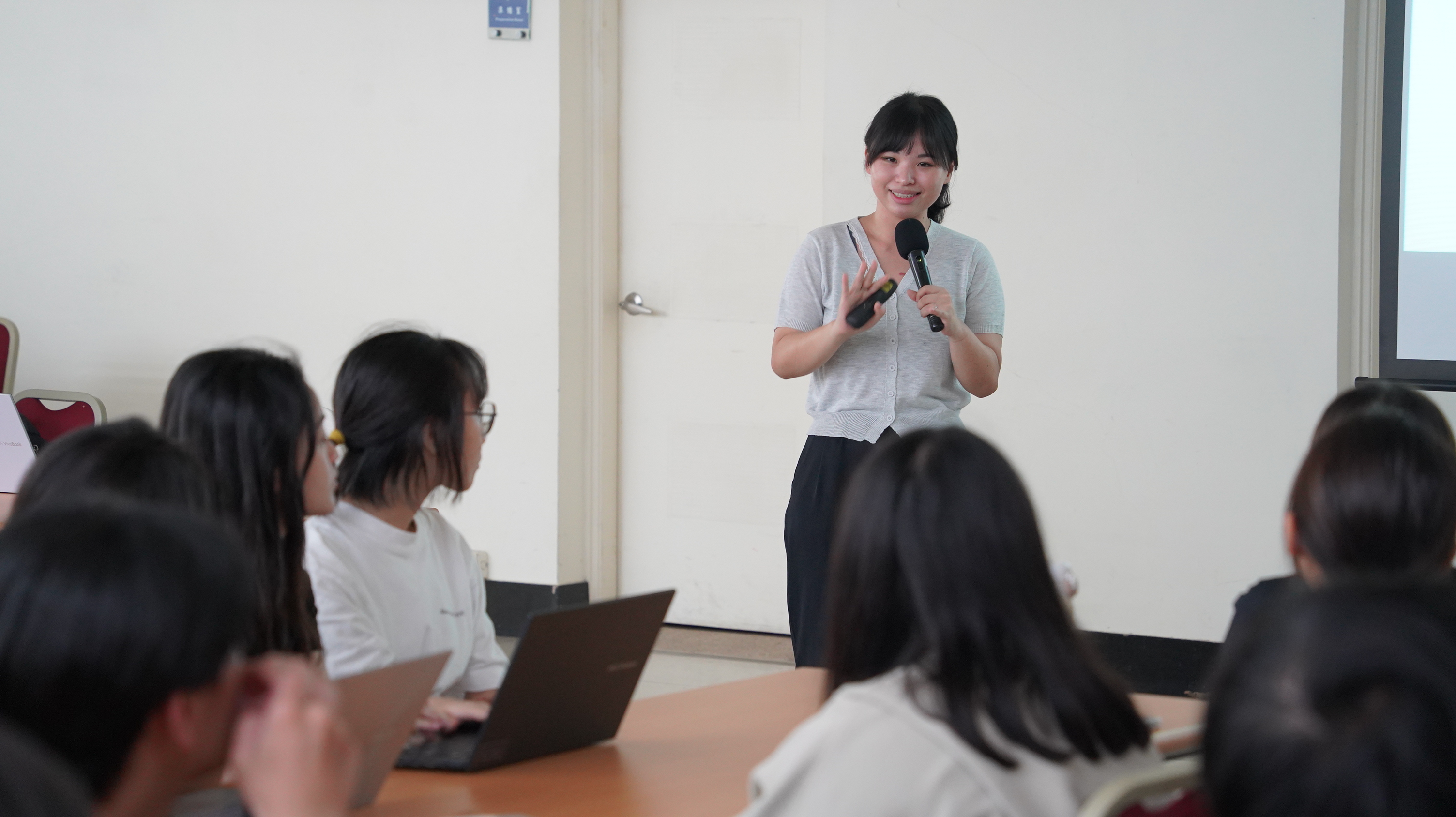 Ms. Chun-Yuan Hu from Refugee 101 Taiwan brings a global humanitarian issue to a local audience.