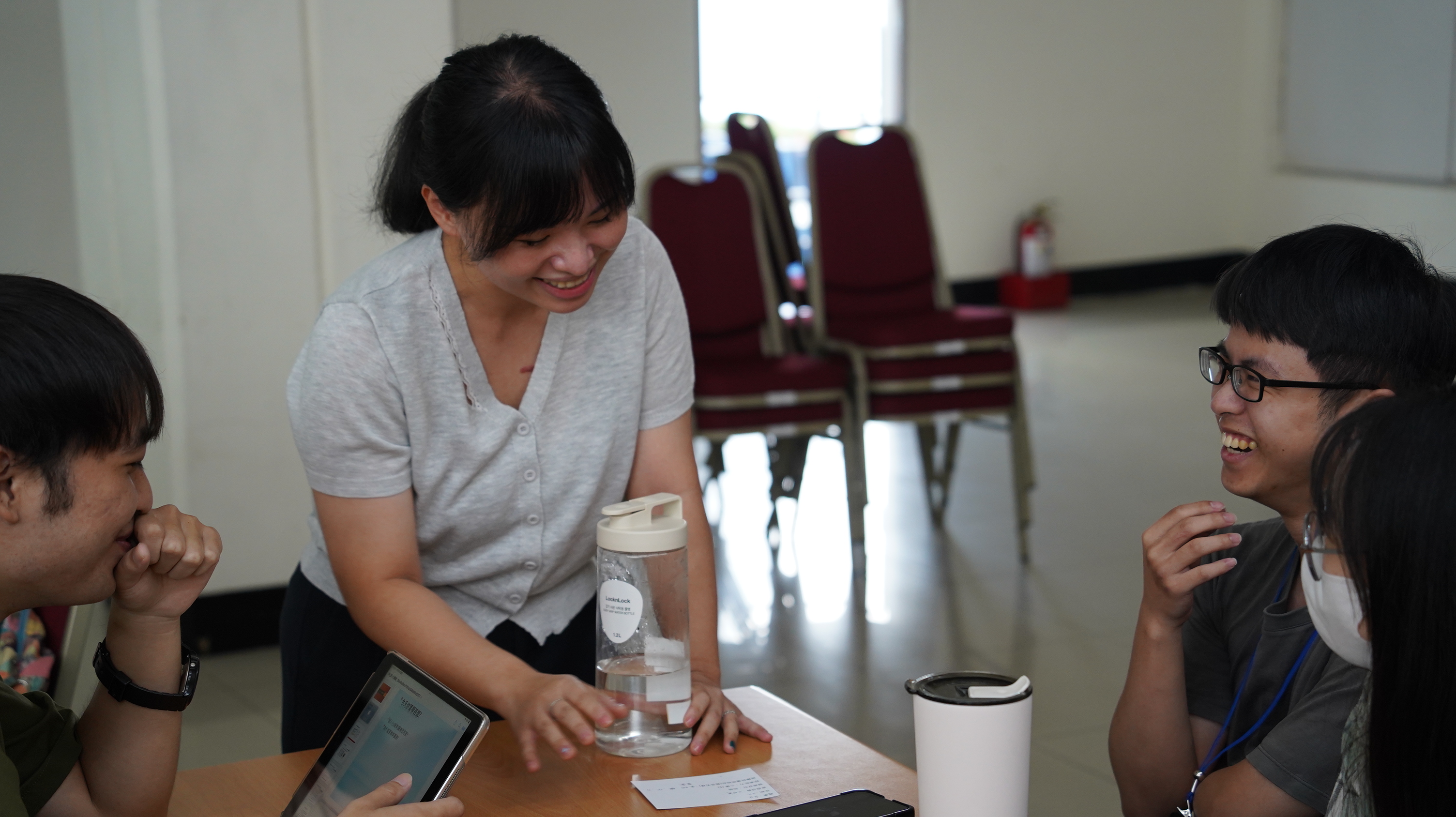 Ms. Chun-Yuan Hu interacts with NCKU students and provides insightful thoughts.