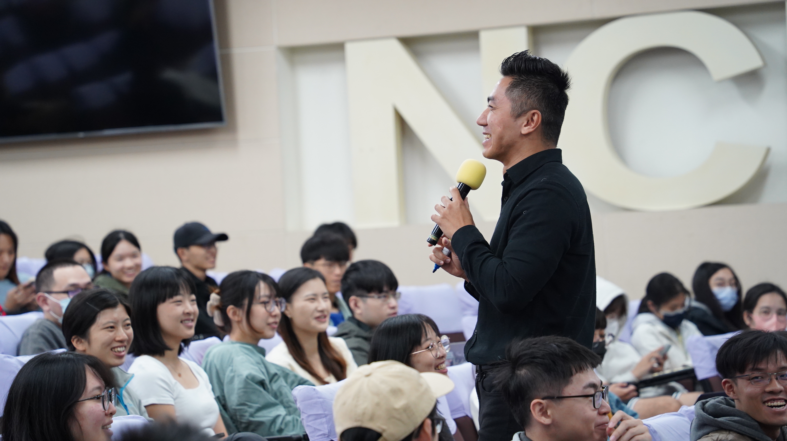 Mr. Tsou Tsung-Han, Director of Deutsche Welle (DW), delivered the lecture based on his professional experience.
