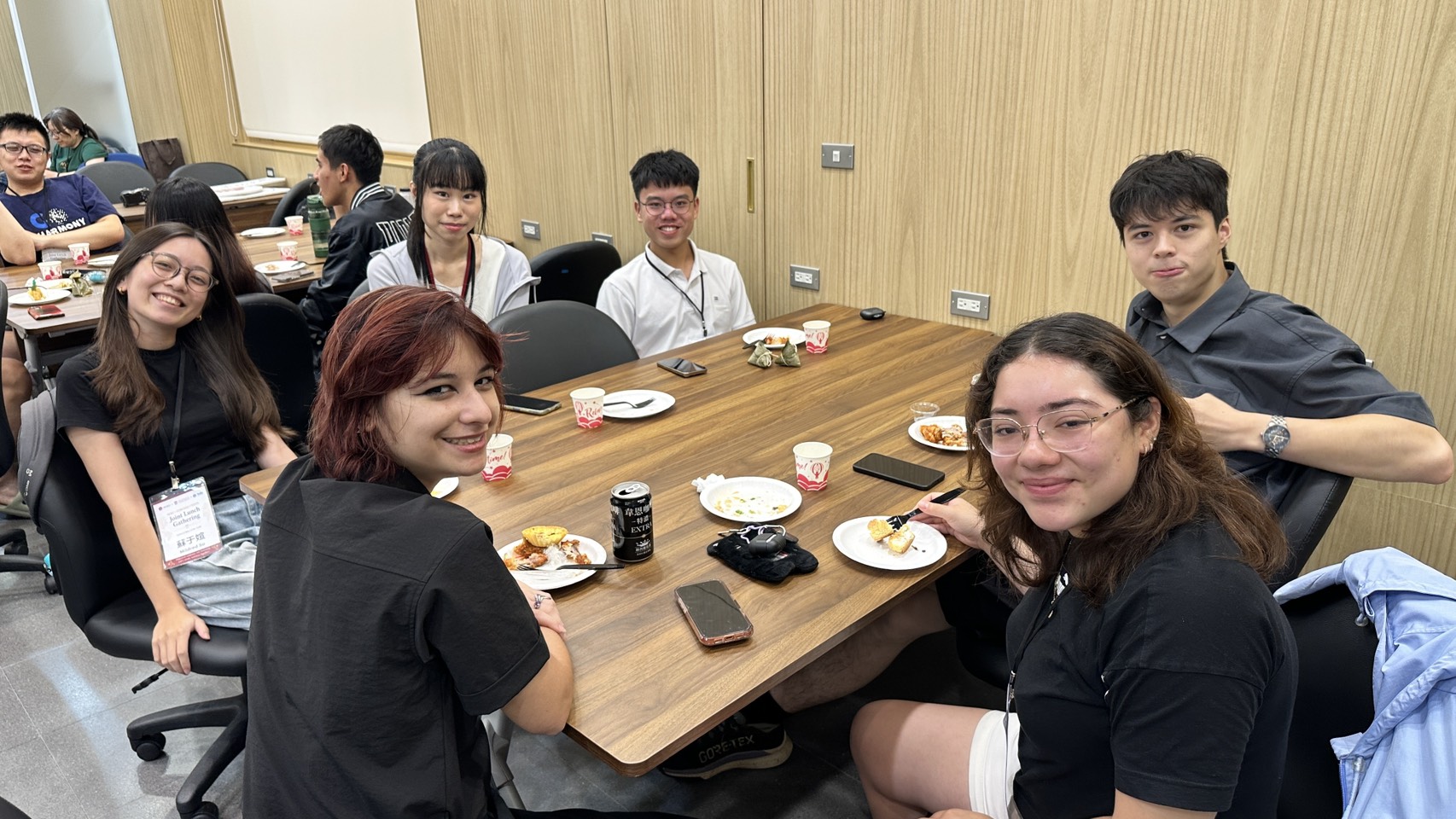 Students from the University of Chicago and NCKU engaged in lively exchanges. Mildred Su (far left), a participant in the 2025 program, served as a local buddy, assisting with daily life and introducing UChicago students to Tainan.