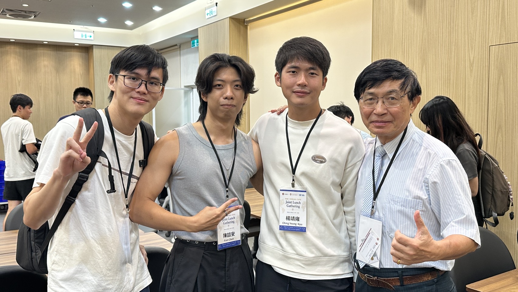 NCKU students who participated in the 2025 Tufts Summer Research Program posed for a group photo with Professor Chung-Hua Chang.