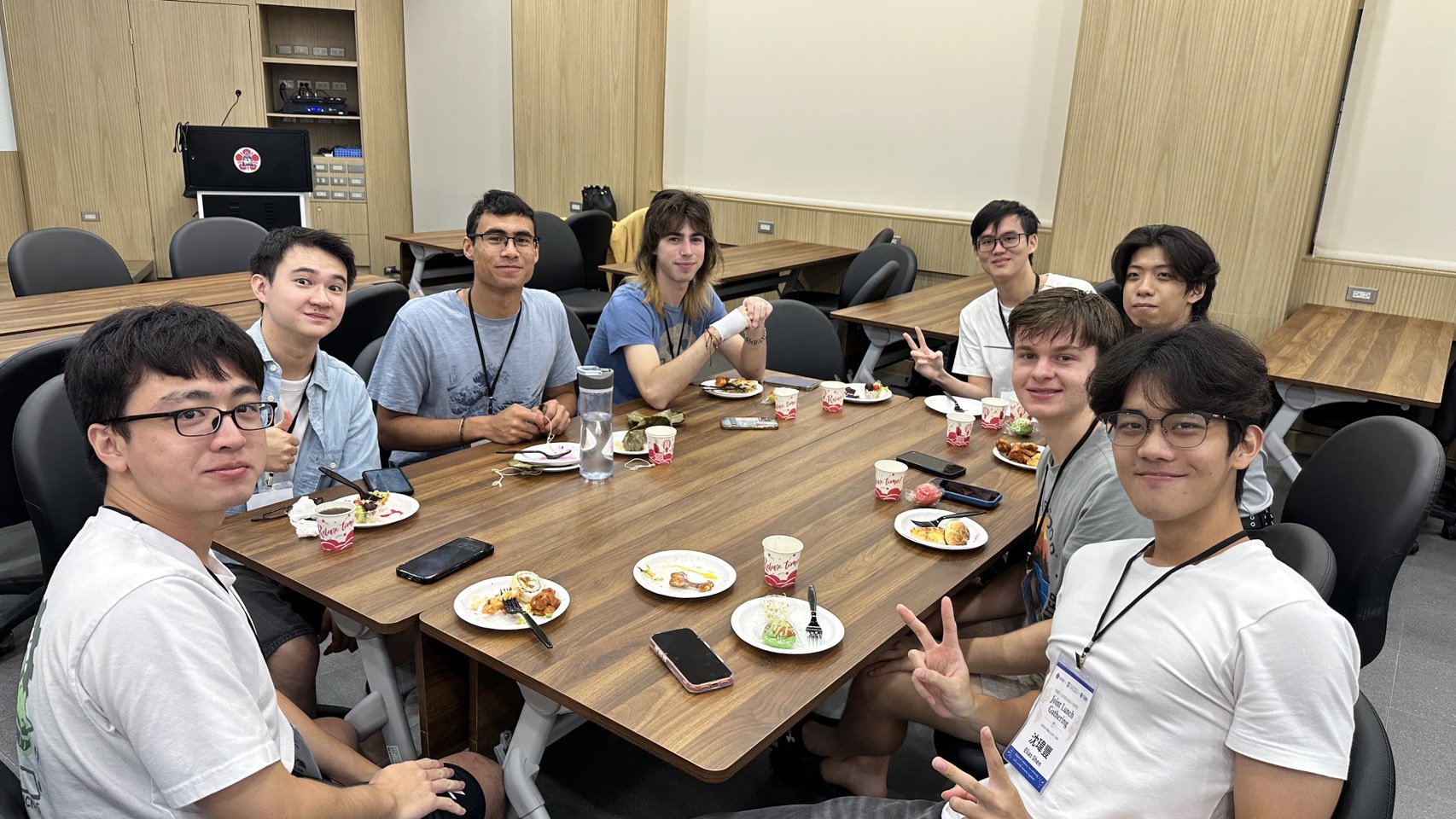 Students from Tufts University and NCKU interacted and shared their experiences. With participation from students involved in the 2025 exchange program, the gathering fostered a warm atmosphere reminiscent of a big family.