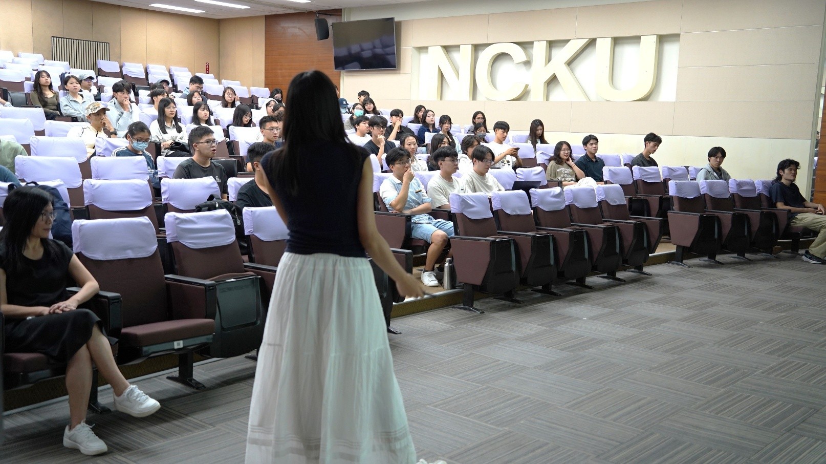 Students shared stories about their learning journeys, cultural exchange, and personal growth abroad, and encouraged participants to take a first stride.