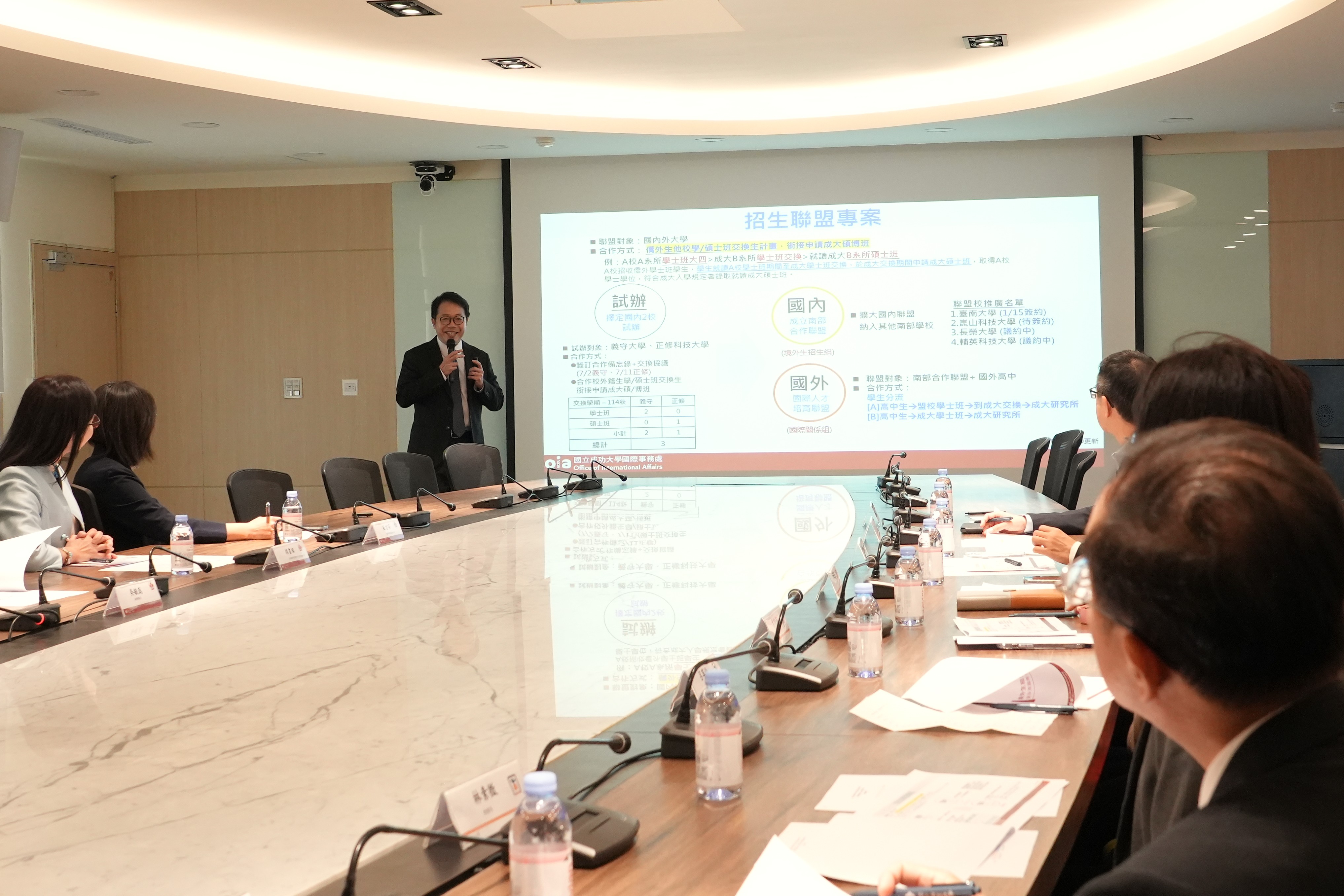  NCKU Vice President for International Affairs Sun-Yuan Hsieh (left) presents the university alliance framework.