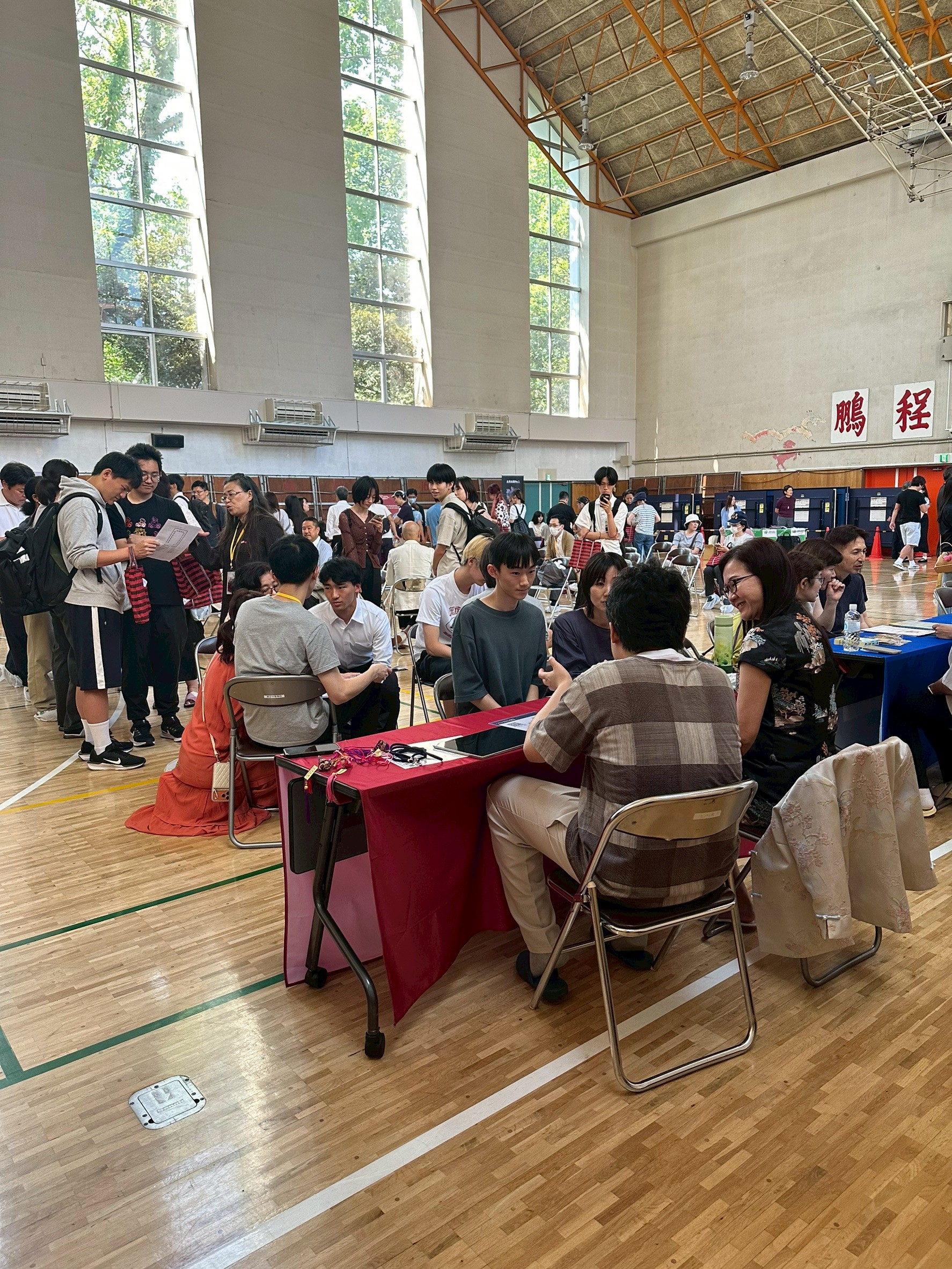 Students and parents queuing at the NCKU booth for consultation.