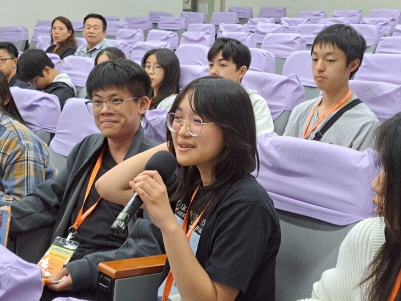 A student of HKUGA College asked questions to know more about what NCKU has to offer for interested applicants.