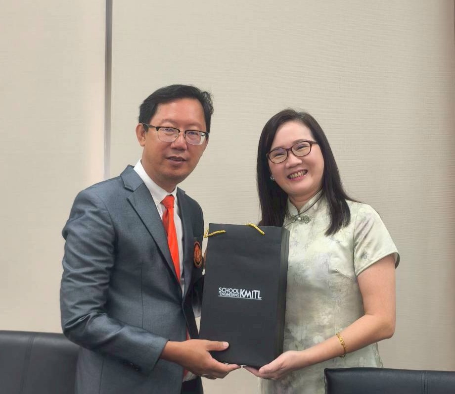 NCKU and KMITL exchange gifts as a token of appreciation.