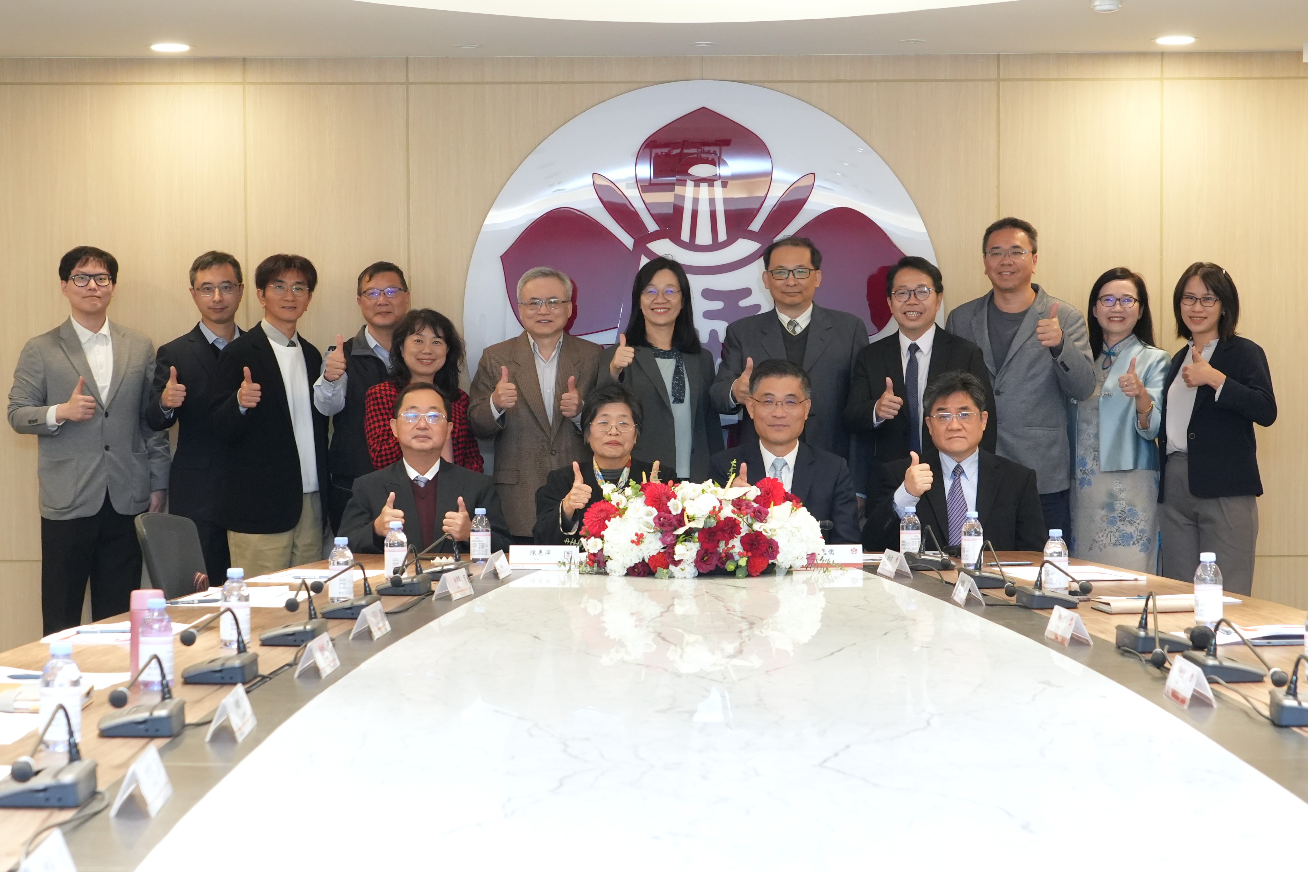  A group photo of NCKU and NUTN participants in the signing ceremony.