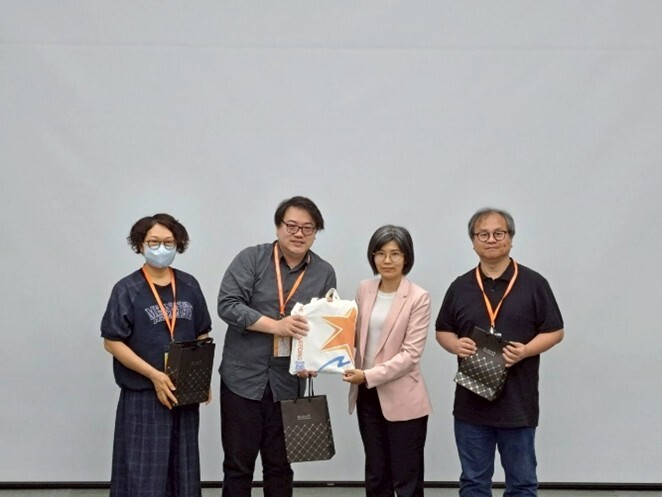 On behalf of HKUGA College, Teacher Siu Lun, Chan (second from the left) presented a gift in return to Melody Tseng, Deputy Director of Overseas Recruitment and Admission (second from the right).