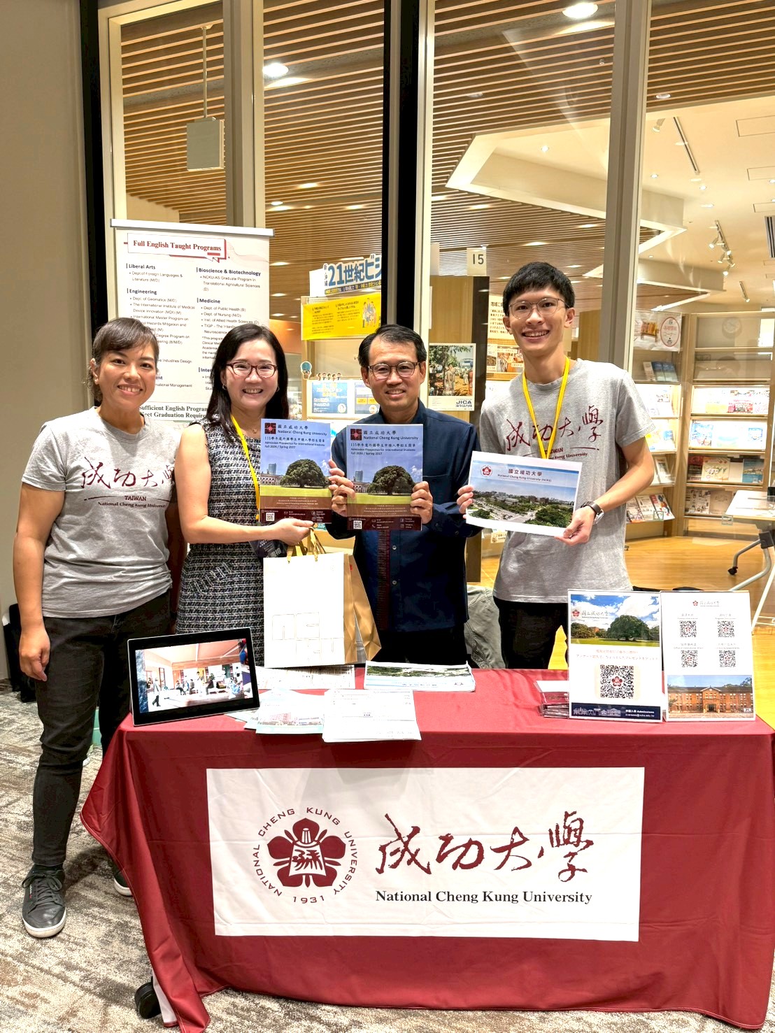 Director General Wang of the Naha Branch of the Taipei Economic and Cultural Office in Japan visits the NCKU booth and exchanges views with the delegation.