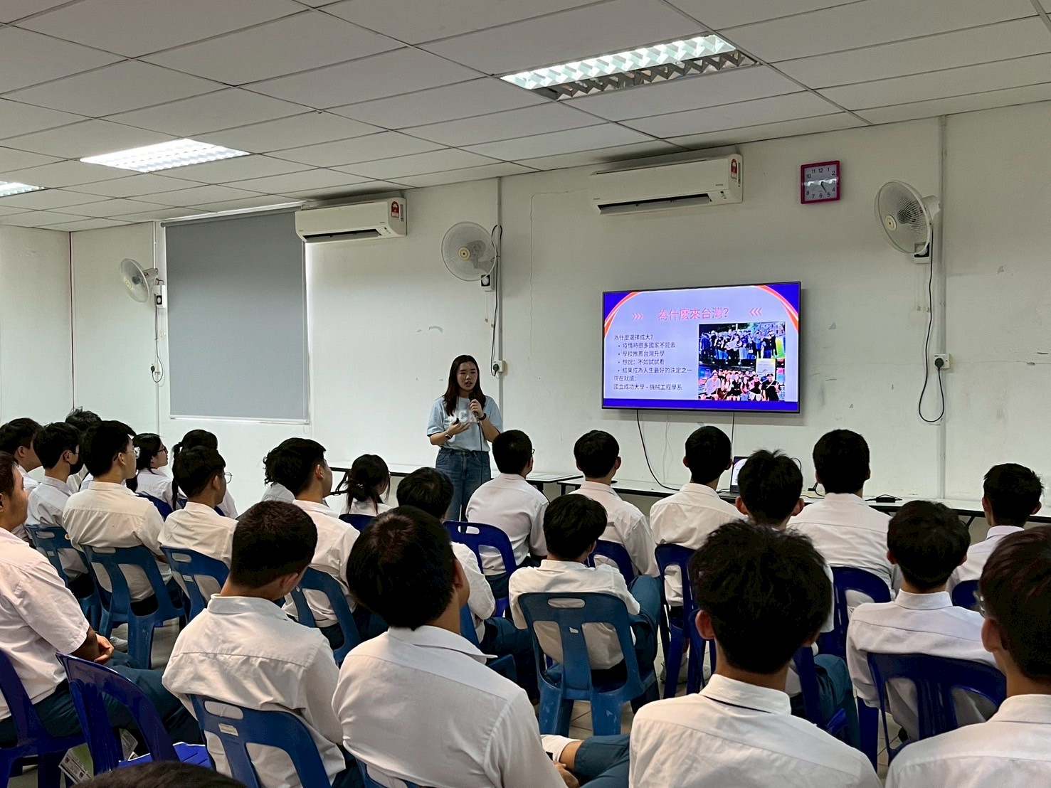 Kassandra Chin, a Malaysian student representative, shares her first-hand experience studying at NCKU with Phor Tay High School students.