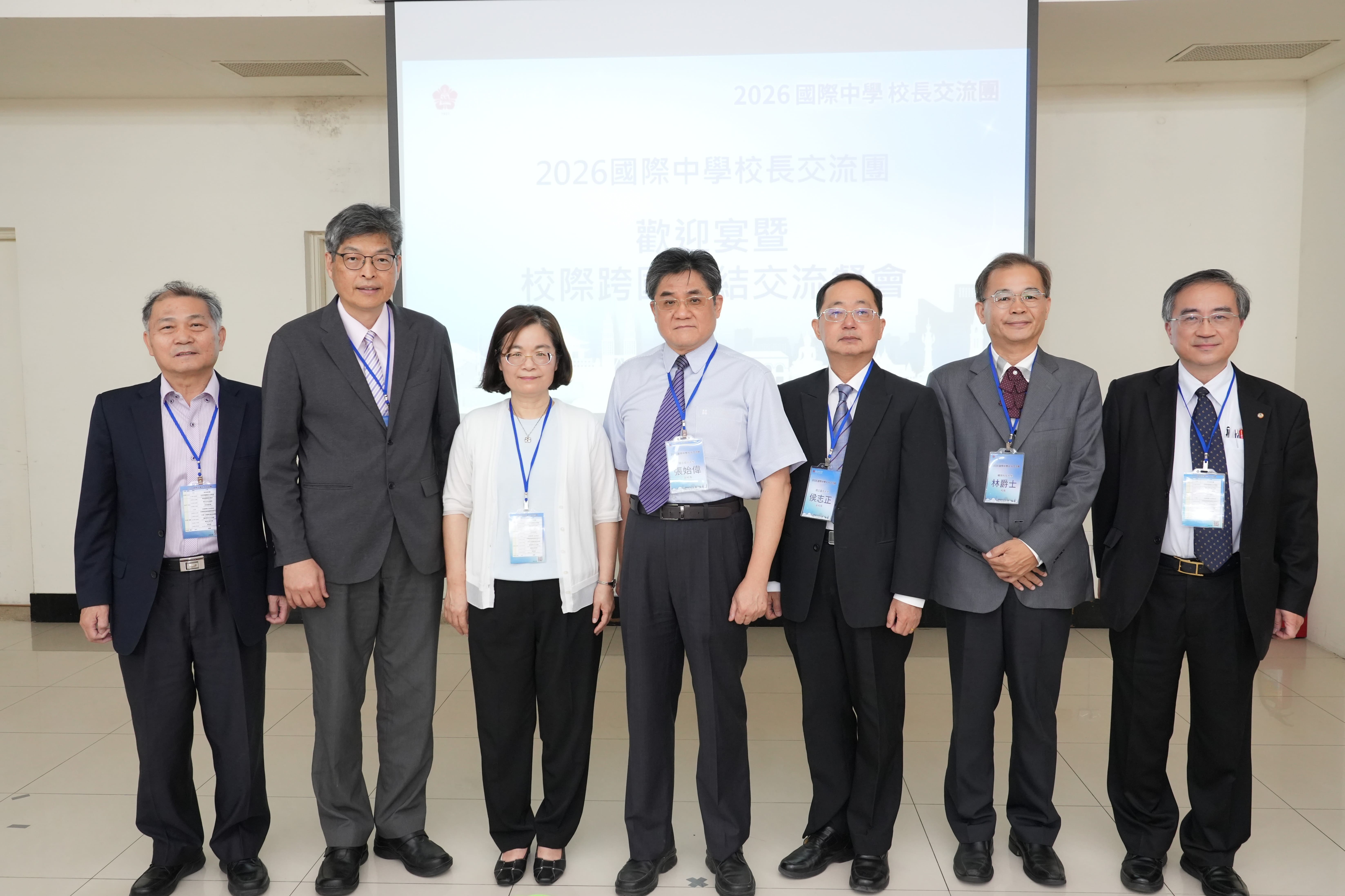 NCKU Executive Vice President Shyy-Woei Chang (center) with the Alliance representatives at the networking dinner.