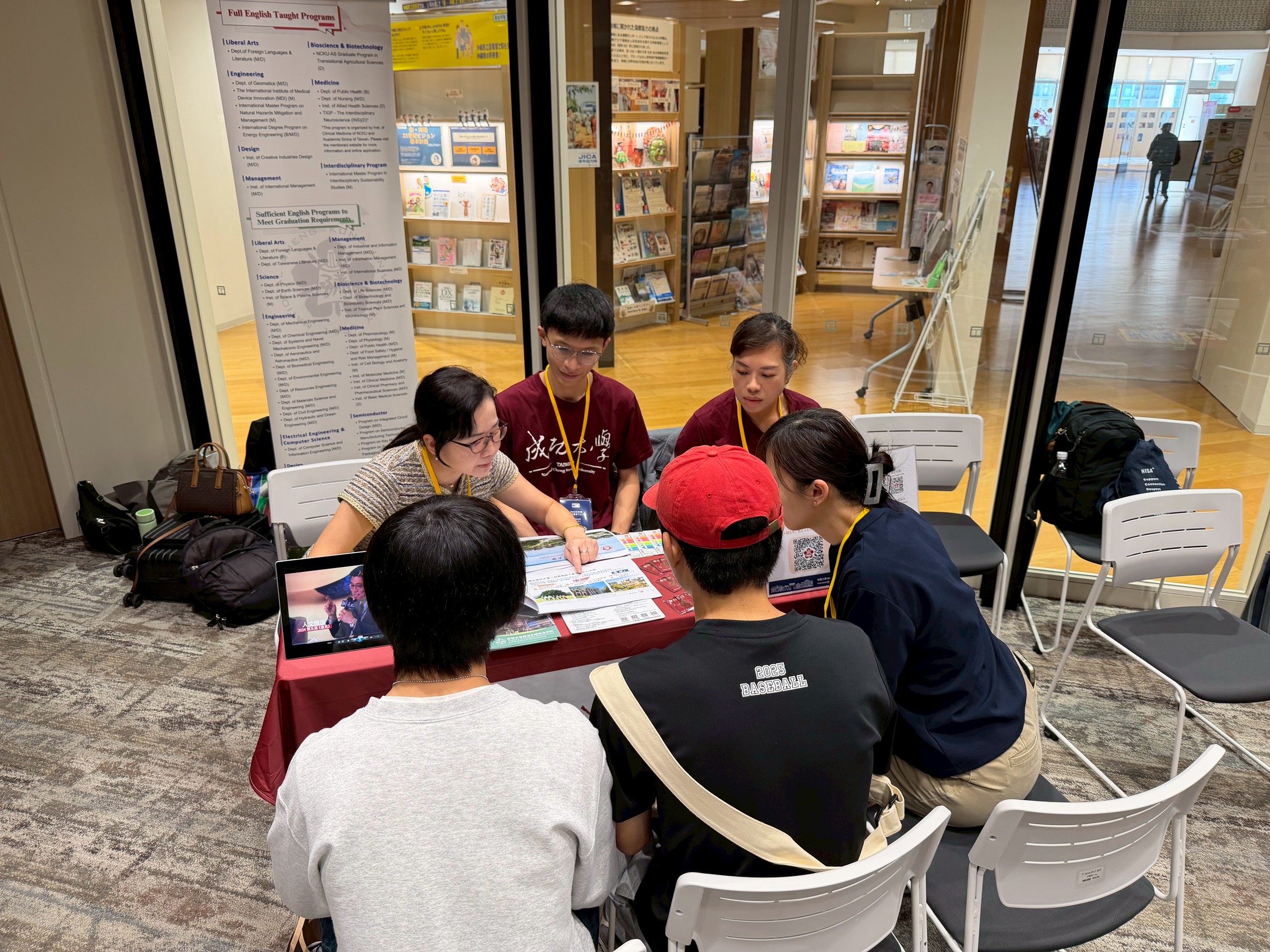  NCKU OIA representatives provide one-on-one consultations on academic programs, scholarships, and student life at the NCKU booth.