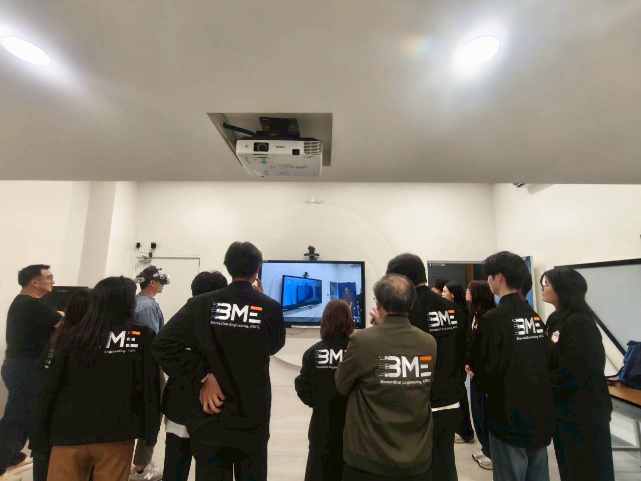  KMITL students at the NCKU College of Medicine AI and VR Classroom for a VR teaching demonstration of anatomy.