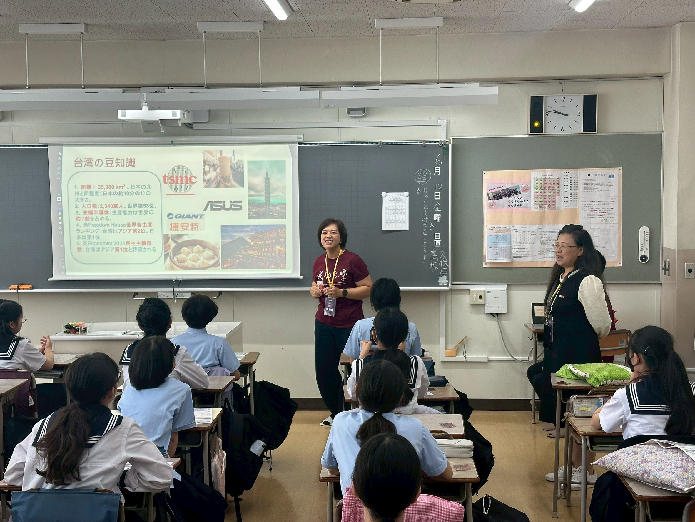  NCKU representatives introducing Taiwanese culture, well-known enterprises, and language to Jumonji Junior and Senior High School students.