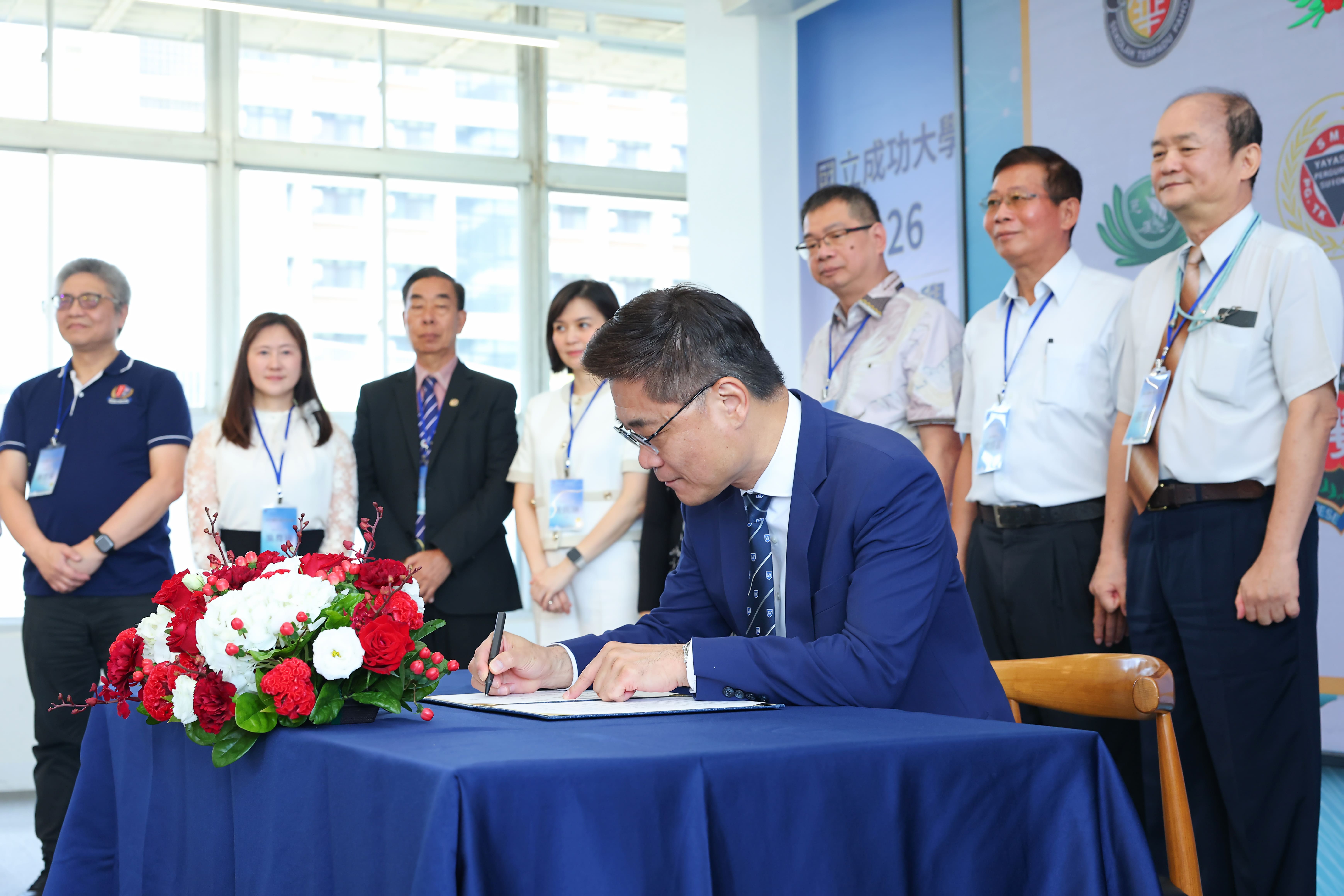  President Shen signs the Outstanding Student Referral Agreement.