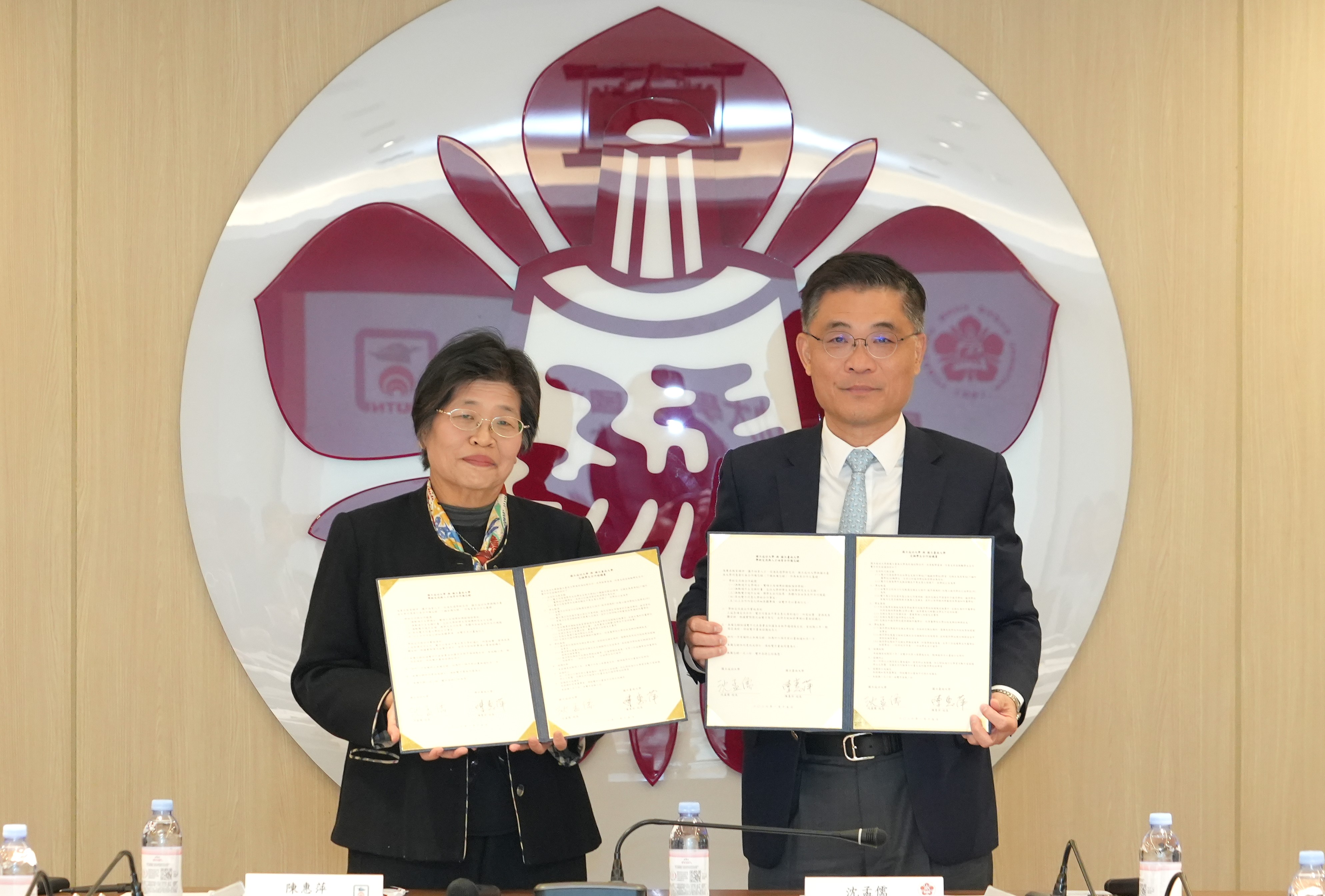  NCKU President Meng-Ru Shen (right) and NUTN President Hui-Ping Chen (left) sign the Academic Exchange and Talent Development Agreement.