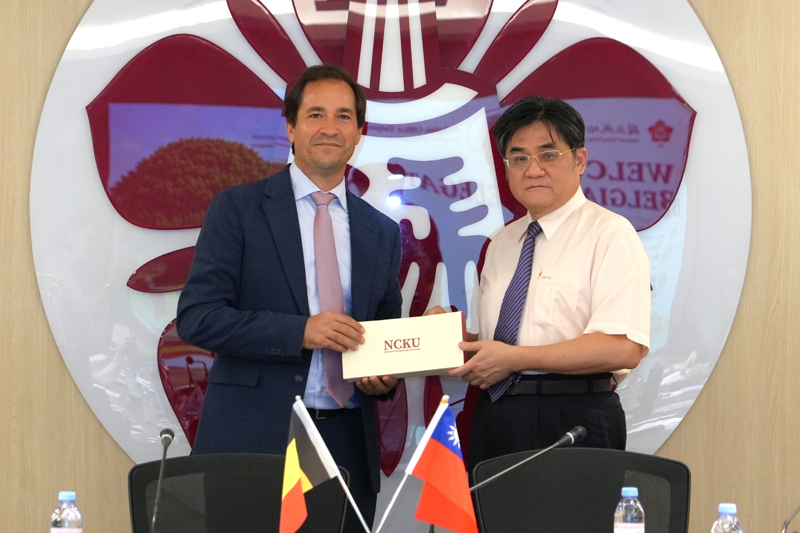 Executive Vice President Dist. Prof. Shyy-Woei Chang (right) and Prof. Dimitrios Peroulis (left), Senior Vice President for Partnership and Online at Purdue University, renewed the university-level Memorandum of Understanding on behalf of both institutions.